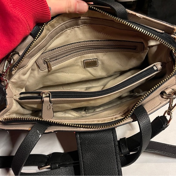 4 / 100$ Guess Elegant Cream and Black Shoulder Bag - Picture 7 of 8